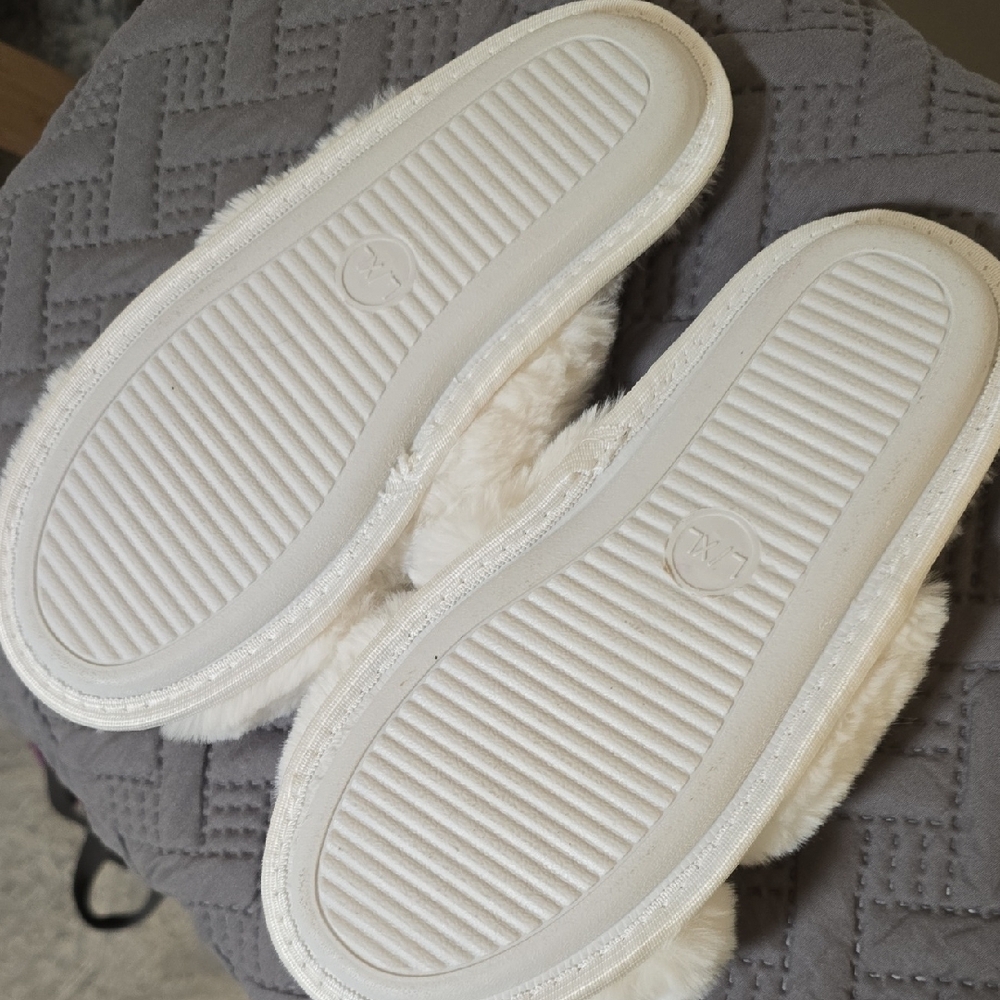 Fuzzy Cream Slippers - Picture 3 of 7